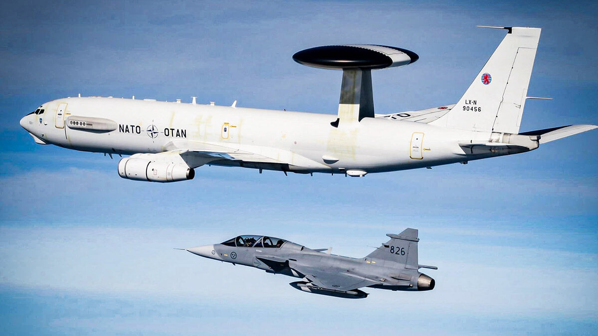 Un avión del sistema de alerta y control aerotransportado de la OTAN acompañado por un caza Gripen de Suecia en misión de vigilancia del espacio aéreo bajo responsabilidad de la Alianza - PHOTO/NATO-USAF-Sgt. Andrew Sarver