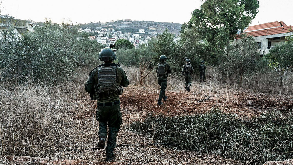 Esta fotografía difundida por el Ejército israelí el 8 de octubre de 2024 muestra a tropas israelíes operando sobre el terreno cerca de la frontera con Israel en el sur del Líbano - PHOTO/ EJÉCITO ISRAELÍ