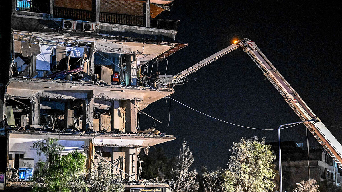 Esta imagen muestra el edificio residencial alcanzado por un ataque aéreo israelí, en el suburbio de Mazzeh, en las afueras occidentales de la capital de Siria, Damasco, el 8 de octubre de 2024 - AFP/ LOUAI BESHARA
