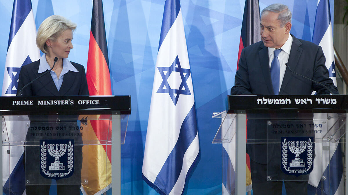 <p>Fotografia de archivo, el primer ministro israelí, Benjamin Netanyahu (d), ofrece una rueda de prensa conjunta con la ministra de Defensa alemana, Ursula von der Leyen, durante su reunión en Jerusalén el 12 de mayo de 2015 - AFP/ DAN BALILTY</p>
