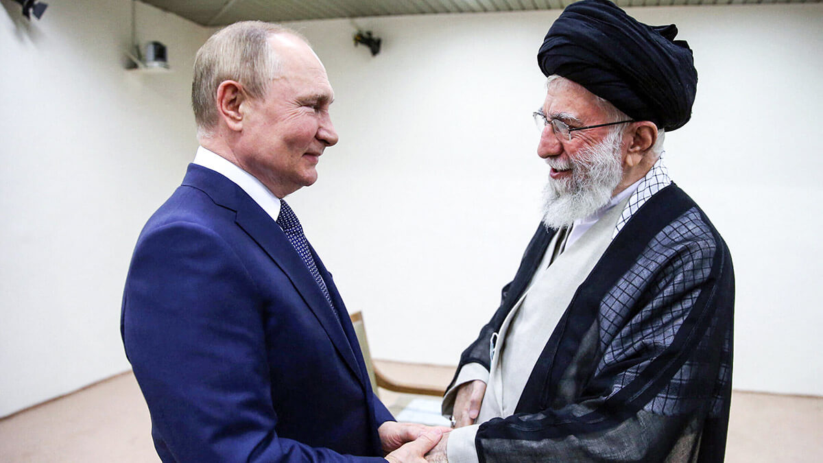 Una foto proporcionada por la oficina del líder supremo iraní, el ayatolá Ali Jamenei, lo muestra (derecha) recibiendo al presidente ruso Vladimir Putin en Teherán, el 19 de julio de 2022 - PHOTO/ / KHAMENEI.IR 