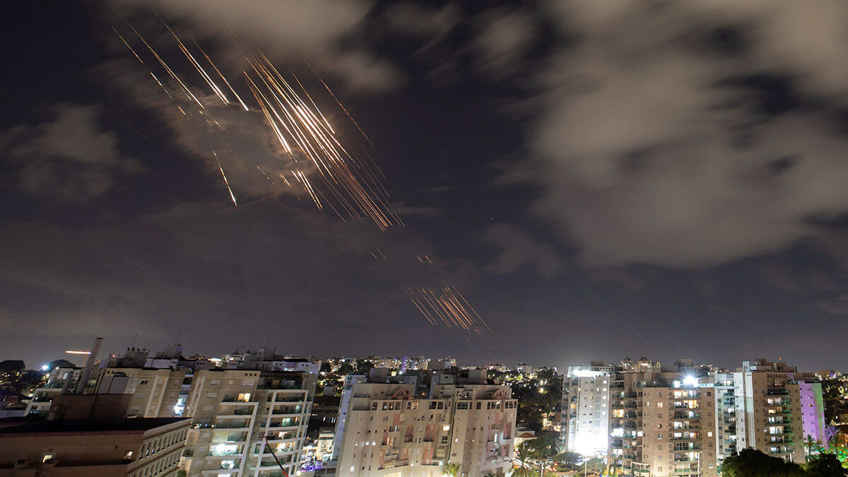 El sistema antimisiles Cúpula de Hierro de Israel intercepta cohetes, visto desde Ashkelon, Israel, el 1 de octubre de 2024 - REUTERS/ AMIR COHEN
