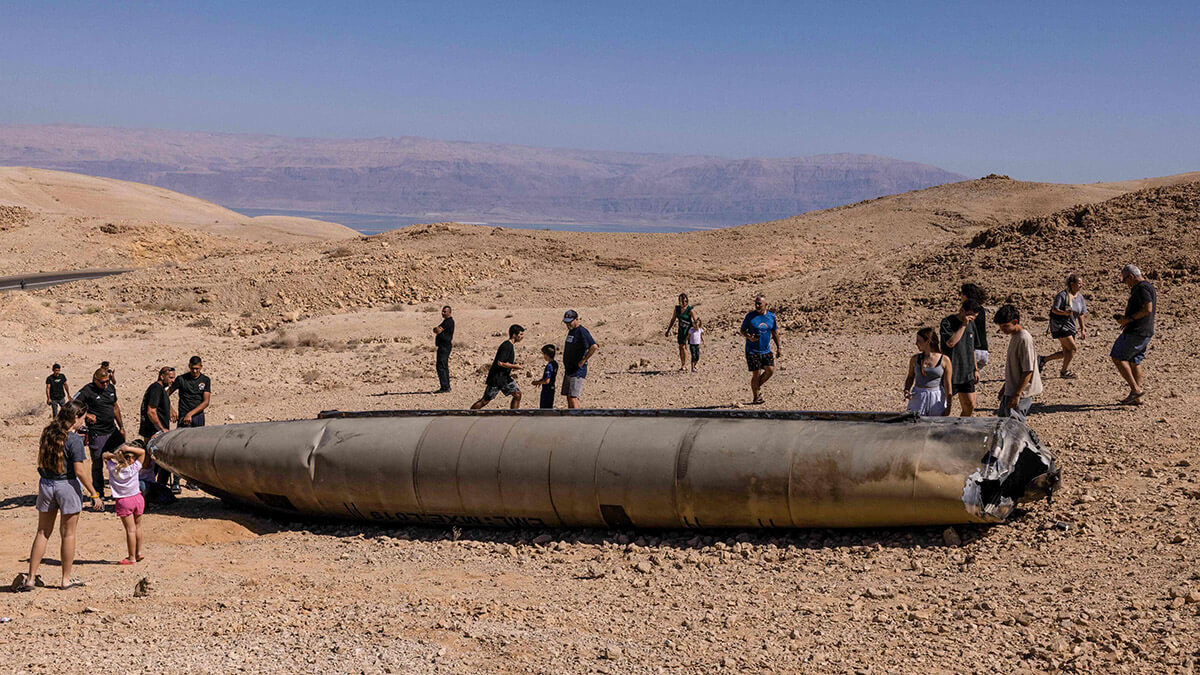 Lugar donde se encuentran los restos de un misil iraní en el desierto del Néguev, cerca de Arad, el 3 de octubre de 2024, tras un ataque con misiles iraníes contra Israel - AFP/ MENAHEM KAHANA