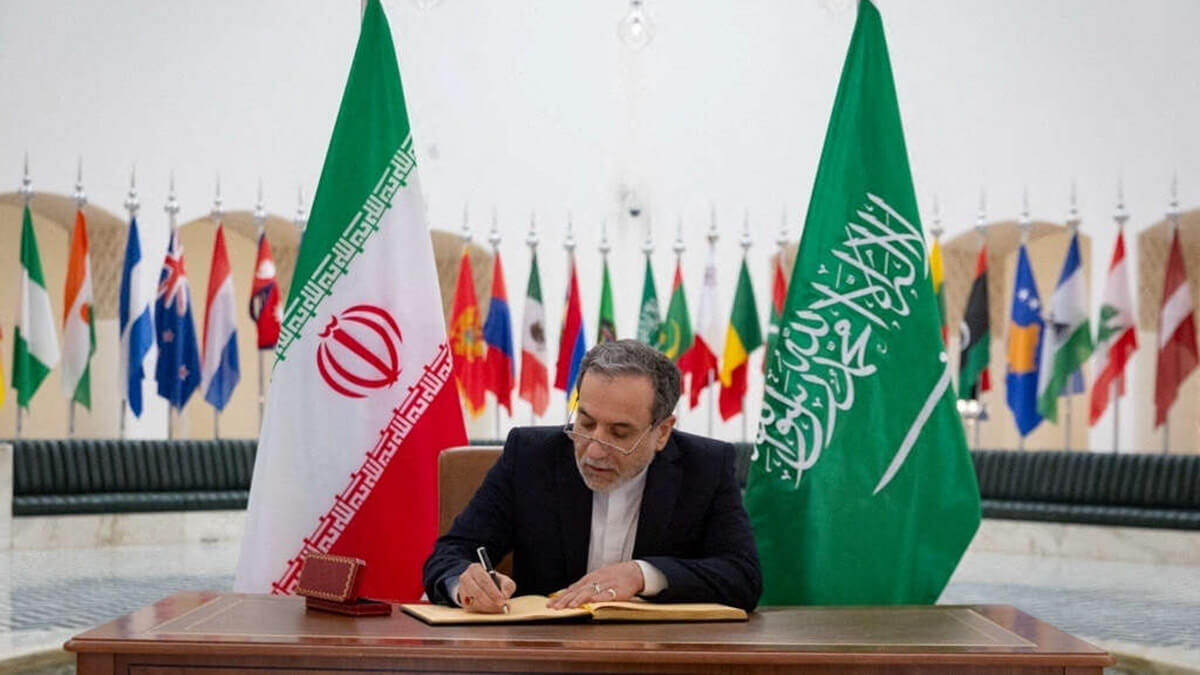 El ministro de Asuntos Exteriores de Irán, Abbas Araqchi, firma un documento oficial a su llegada a Riad, Arabia Saudita, el 9 de octubre de 2024 - PHOTO/ AGENCIA DE PRENSA SAUDITA via REUTERS