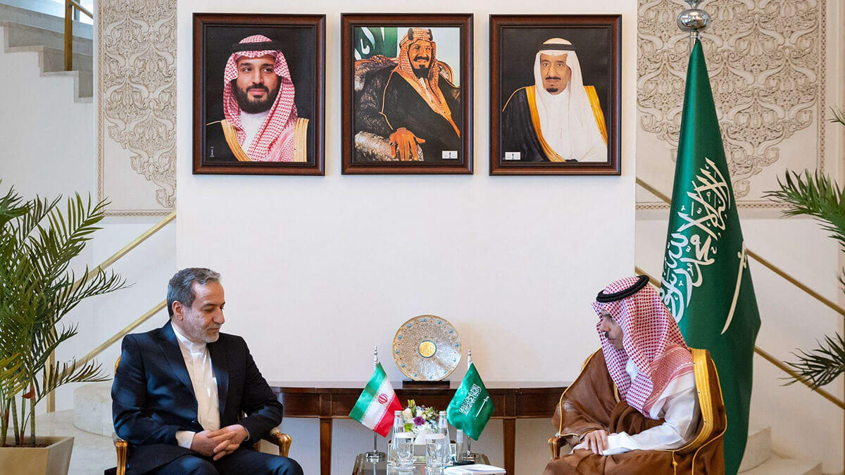 Una fotografía proporcionada por el Ministerio de Asuntos Exteriores de Arabia Saudita muestra al Ministro de Asuntos Exteriores de Arabia Saudita, el Príncipe Faisal bin Farhan (der.), reunido con el Ministro de Asuntos Exteriores de Irán, Abbas Araghchi, en Riad el 9 de octubre de 2024 - PHOTO/ MINISTERIO DE EXTERIORES DE SAUDITA