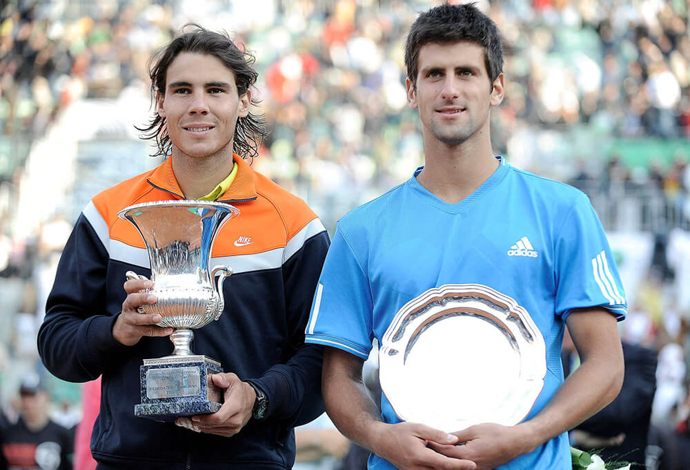 <p>Rafael Nadal de España (Izquierda) y Novak Djokovic de Serbia posan con sus trofeos después de su partido final del Abierto de Tenis ATP en Roma el 3 de mayo de 2009. Nadal ganó el torneo 7-6, 6-2 - AFP/FILLIPPO MONTEFORTE </p>