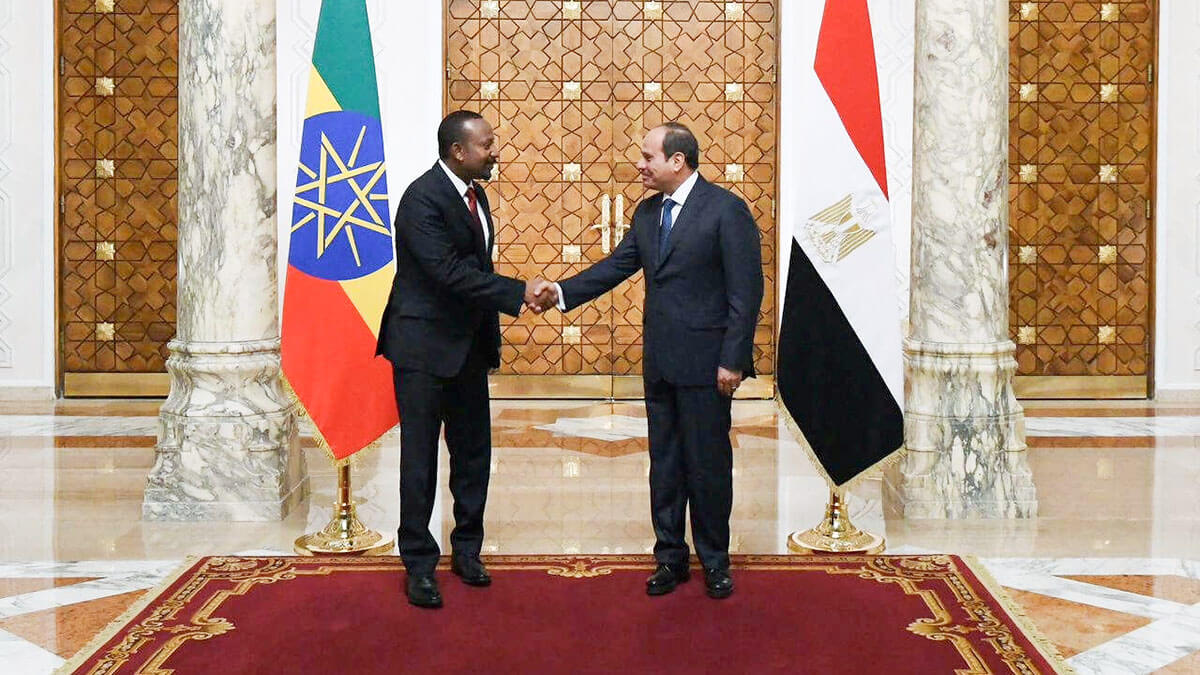 <p>El presidente egipcio Abdel Fattah al-Sisi estrecha la mano del primer ministro etíope Abiy Ahmed después de su reunión para discutir la crisis de Sudán y la presa etíope, en el palacio presidencial Ittihadiya en El Cairo, Egipto, 13 de julio de 2023 - PHOTO/ PRESIDENCIA EGIPCIA </p>