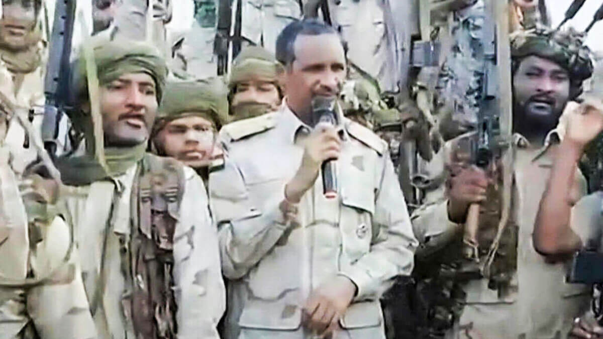 <p>Una captura de imagen extraída de un video publicado en la página de Twitter de las Fuerzas de Apoyo Rápido (RSF) paramilitares sudanesas, rebautizada como X, el 28 de julio de 2023, muestra a su comandante Mohamed Hamdan Daglo dirigiéndose a los combatientes de las RSF - AFP/ Rapid Support Forces (RSF) </p>