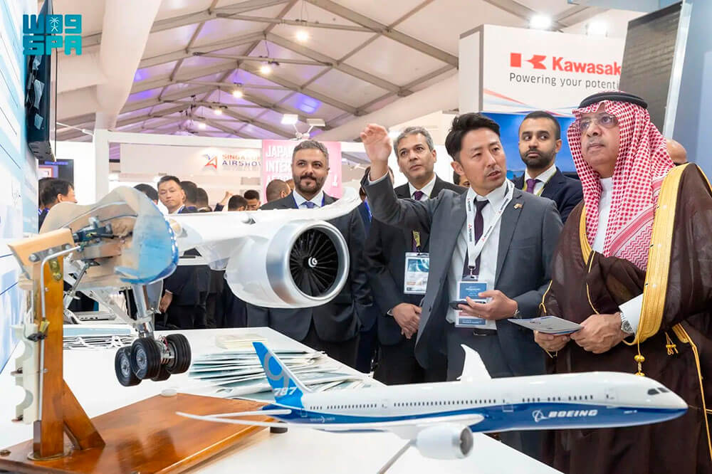 La Autoridad General de Aviación Civil, GACA, es la institución que gestiona el tráfico sobre el espacio aéreo saudí. Su presidente, Abdulaziz Al-Duailej, en su visita al stand de Boeing en el salón británico de Farnborough, en julio pasado - PHOTO/SPA