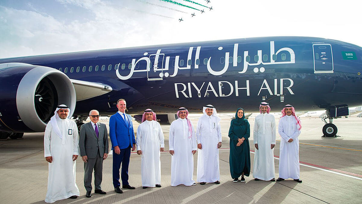 Propiedad del fondo soberano saudí PIF, Riyadh Air tendrá aviones en servicio a partir del verano de 2025. Su director ejecutivo es Tony Douglas, con chaqueta azul - PHOTO/Riyadh Air