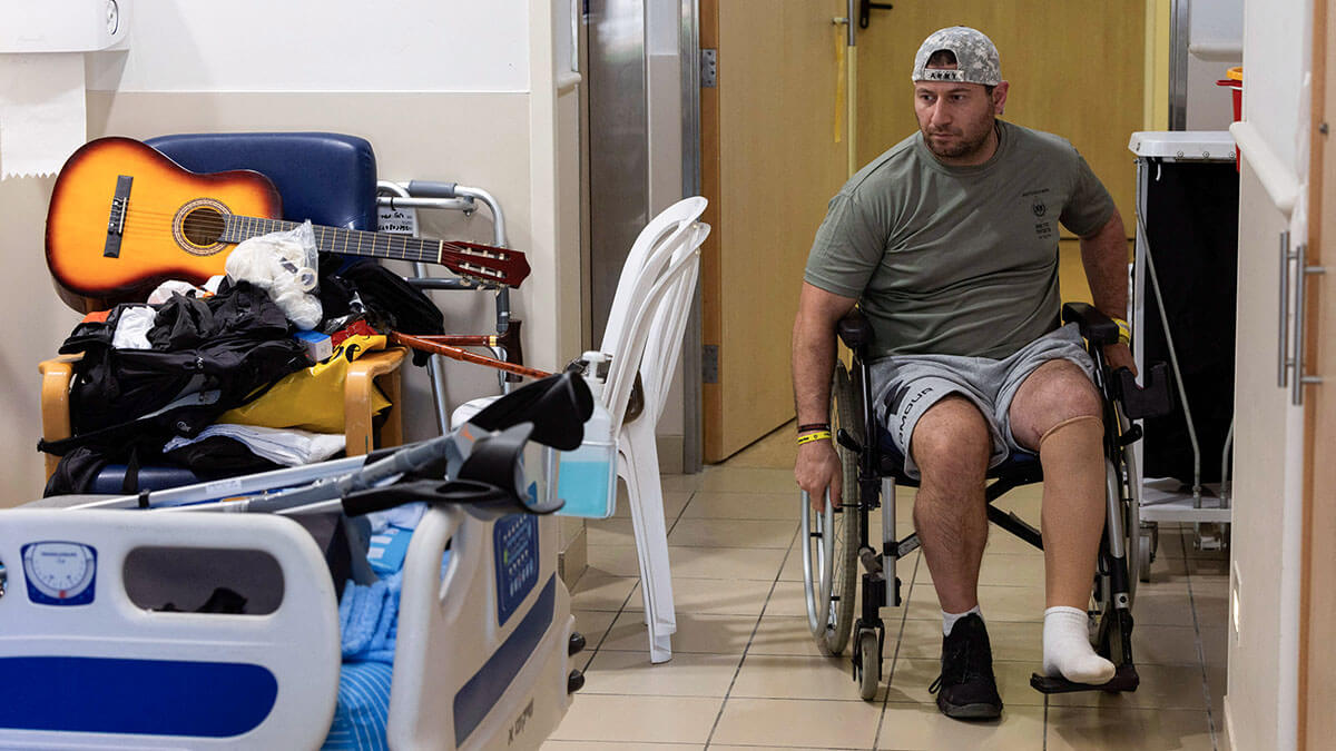 <p>Haim Gal Otachi, de 37 años, un reservista israelí e ingeniero de software que resultó gravemente herido en combate en Gaza usa una silla de ruedas mientras se recupera en el Centro Médico Sheba en Ramat Gan, Israel, el 23 de septiembre de 2024 - REUTERS/AMIR COHEN</p>
