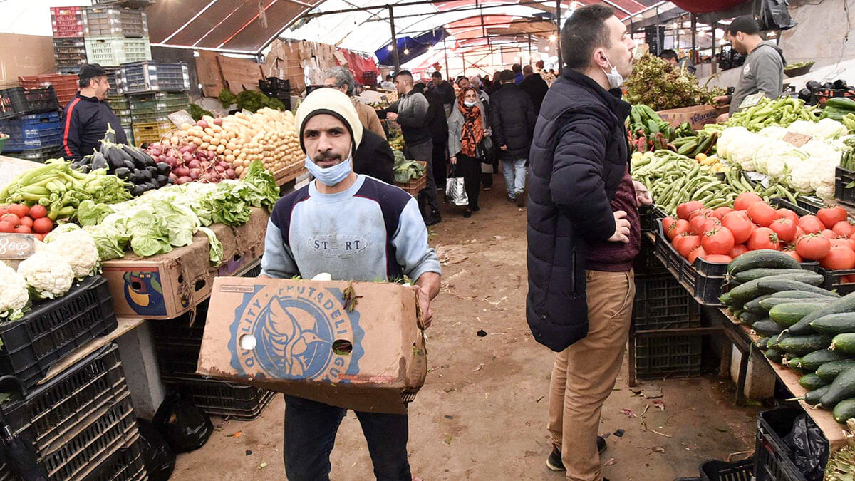<p>Mercado de productos agrícolas del suburbio de Bab el-Oued, en la capital de Argelia, Argel - AFP/ RYAD KRAMDI</p>