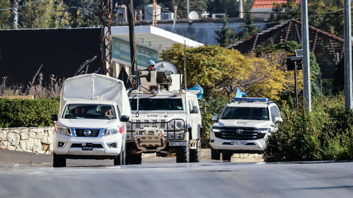 Vehículos de la Fuerza Provisional de las Naciones Unidas en el Líbano (FPNUL) patrullan en Marjayoun, en el sur del Líbano, el 12 de octubre de 2024. La FPNUL, que dice haber sido blanco de repetidos ataques en la guerra entre Israel y Hezbolá en los últimos días, ha patrullado la problemática frontera durante décadas - PHOTO/ AFP