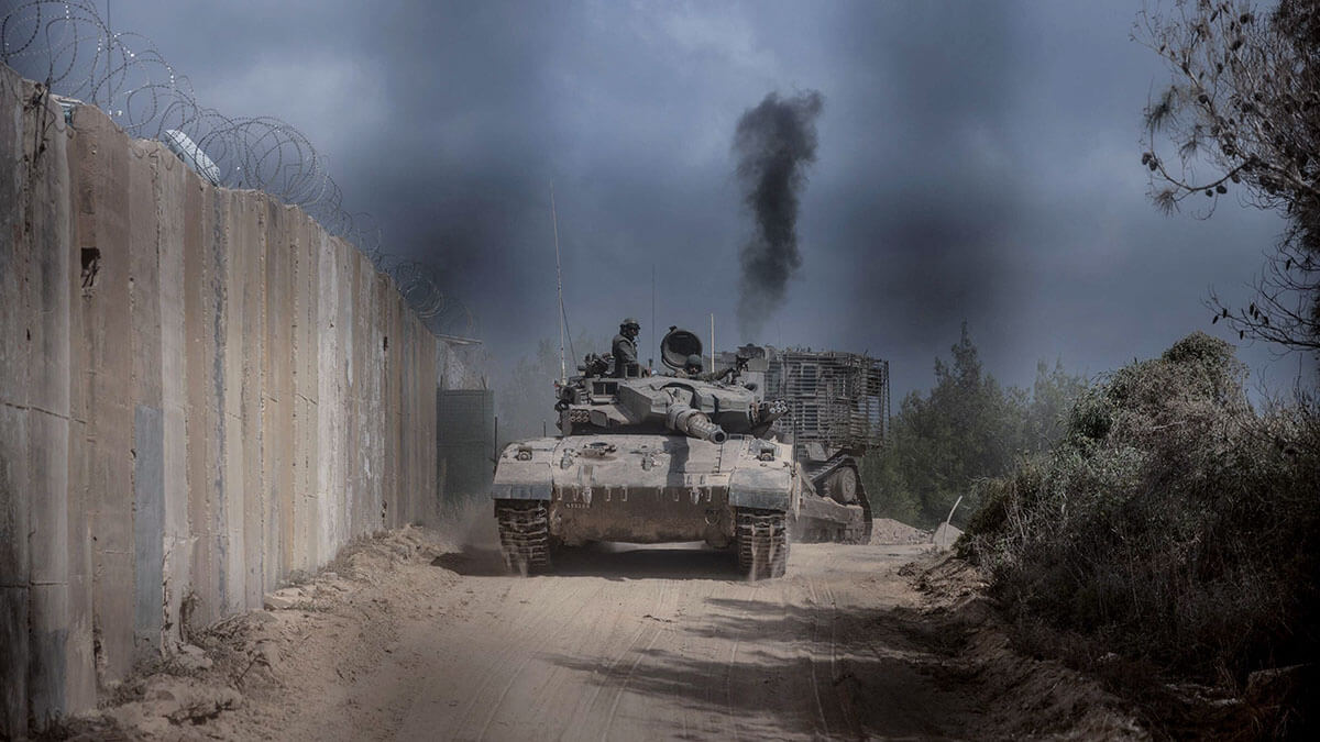 Esta fotografía tomada el 13 de octubre de 2024 muestra un tanque de batalla israelí entrando al Líbano desde el norte de Israel en el punto fronterizo del sur del Líbano de Naqoura. Las fuerzas de paz de la ONU en el Líbano dijeron que los tanques israelíes atravesaron una puerta para ingresar a una posición de los Cascos Azules en el Líbano el 13 de octubre, después de bloquear su movimiento el día anterior - AFP/ MENAHEM KAHANA