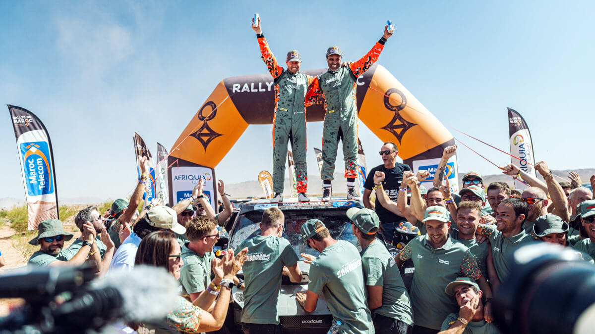 Nasser Al-Attiyah, piloto catarí y Edouard Boulanger, piloto francés de Dacia, celebrando el campeonato del Rally de Marruecos de 2024 - PHOTO/GRUPO DACIA