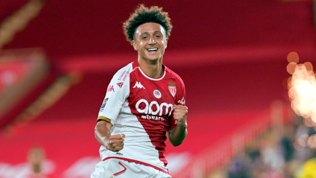 El delantero francés del Mónaco, Eliesse Ben Seghir, celebra tras marcar el cuarto gol del Mónaco durante el partido de fútbol de la L1 francesa entre el AS Mónaco y el FC Nantes en el Estadio Louis II (Stade Louis II) en el Principado de Mónaco - PHOTO / NICOLAS TUCAT / AFP