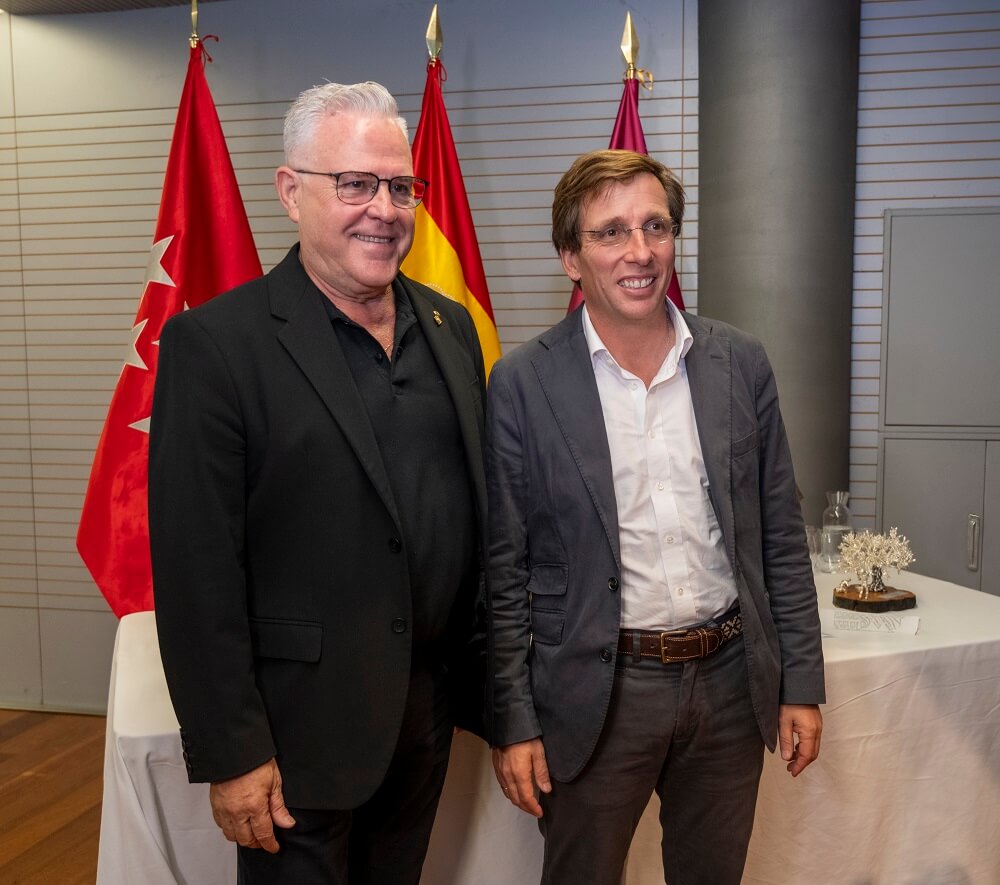 Pere Granados, alcalde de Salou, y José Luis Martínez Almeida, alcalde de Madrid, en la entrega de premios - PHOTO/GEMA LÓPEZ