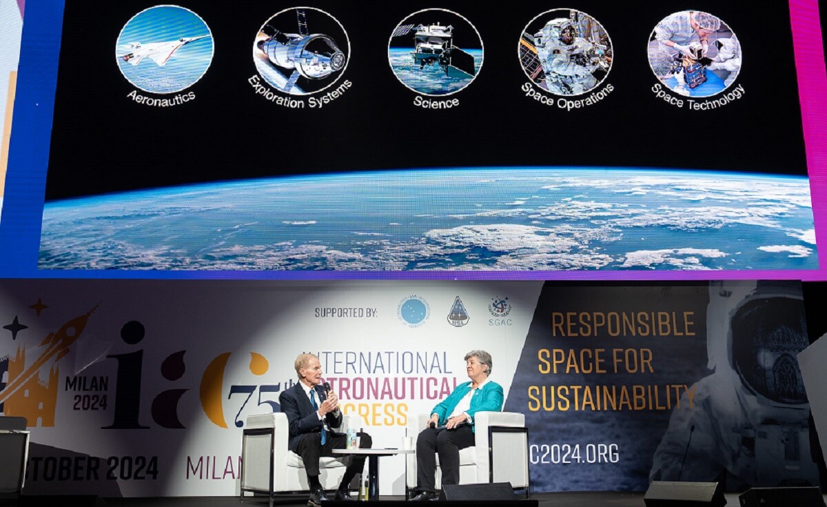 El jefe de la NASA, Bill Nelson, responde a las preguntas de la profesora holandesa Tanja Masson-Zwaan, subdirectora del Instituto Internacional de Derecho Aeronáutico y Espacial de la Universidad de Leiden - PHOTO/Iafastro-IAC 2024