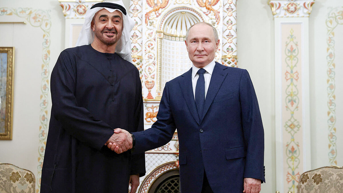 <p>El presidente de Rusia, Vladimir Putin, estrecha la mano del presidente de los Emiratos Árabes Unidos, el jeque Mohamed bin Zayed Al Nahyan, durante una reunión en la residencia estatal de Novo-Ogaryovo, en las afueras de Moscú, Rusia - SUPTNIK/ARTYOM GEODAKYAN</p>
