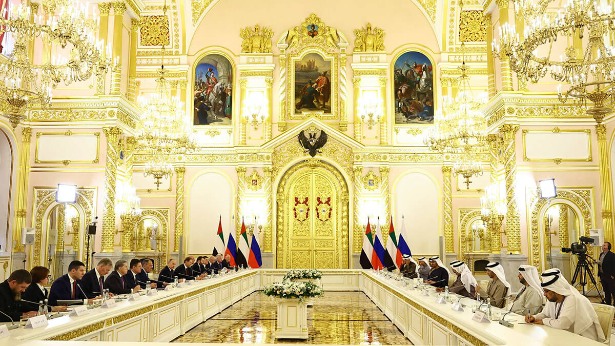 <p>El presidente de Rusia, Vladimir Putin, y el presidente de los Emiratos Árabes Unidos, el jeque Mohamed bin Zayed Al Nahyan, asisten a una reunión en el Kremlin en Moscú, Rusia - REUTERS/ EVGENIA NOVOZHENINA</p>
