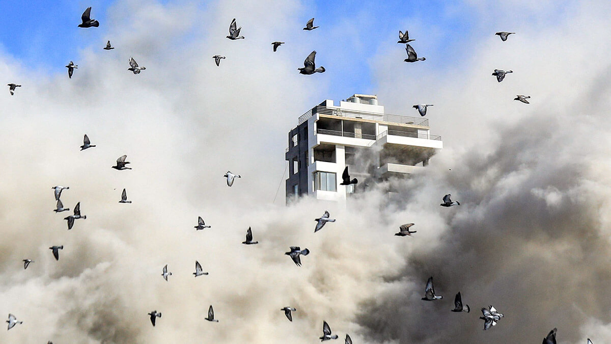 Nube de humo después de que un cohete disparado por un avión de guerra israelí impactara un edificio en el suburbio de Shayah, al sur de Beirut, el 22 de octubre de 2024, en medio de la guerra en curso entre Israel y Hezbollah - PHOTO/ AFP