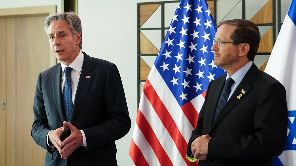 El secretario de Estado de Estados Unidos, Antony Blinken, y el presidente de Israel, Isaac Herzog, hablan con los medios en Tel Aviv, Israel, el 22 de octubre de 2024 - REUTERS/NATHAN HOWARD