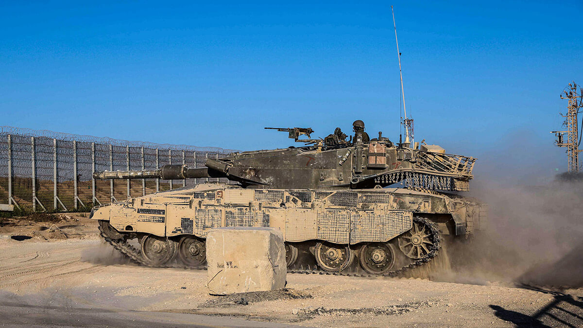 Soldados israelíes patrullan en un tanque a lo largo de la zona fronteriza entre Israel y Gaza el 21 de octubre de 2024, en medio de la guerra en curso entre Israel y el grupo militante Hamás - AFP/JACK GUEZ
