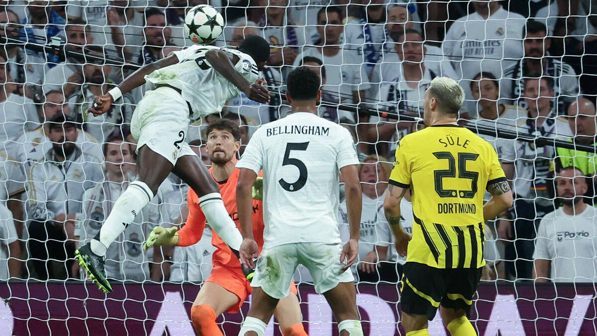 <p>Antonio Rüdiger marca el primer gol de su equipo a pesar del portero suizo del Borussia Dortmund Gregory Kobel durante el partido de fútbol de la jornada 3 de la fase de liga de la UEFA Champions League entre el Real Madrid CF y el Borussia Dortmund, en el estadio Santiago Bernabéu en Madrid el 22 de octubre de 2024 - AFP/PIERRE-PHILIPPE MARCOU </p>