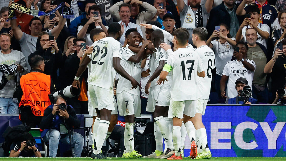 <p>Vinicius Junior del Real Madrid celebra el quinto gol para completar un hat-trick con sus compañeros - REUTERS/JUAN MEDINA </p>
