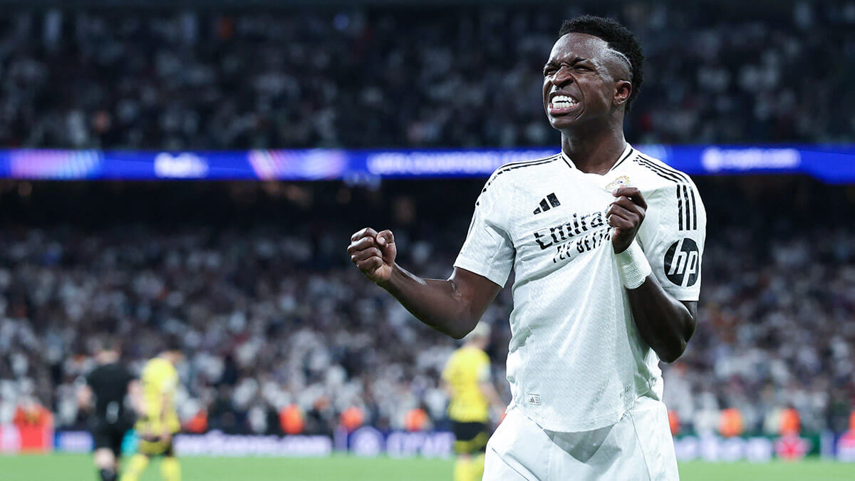 <p>Vinicius Junior celebra después de anotar el quinto gol durante el partido de fútbol de la jornada 3 de la fase de liga de la UEFA Champions League entre el Real Madrid CF y el Borussia Dortmund en el estadio Santiago Bernabéu, en Madrid el 22 de octubre de 2024 - AFP/THOMAS COEX</p>