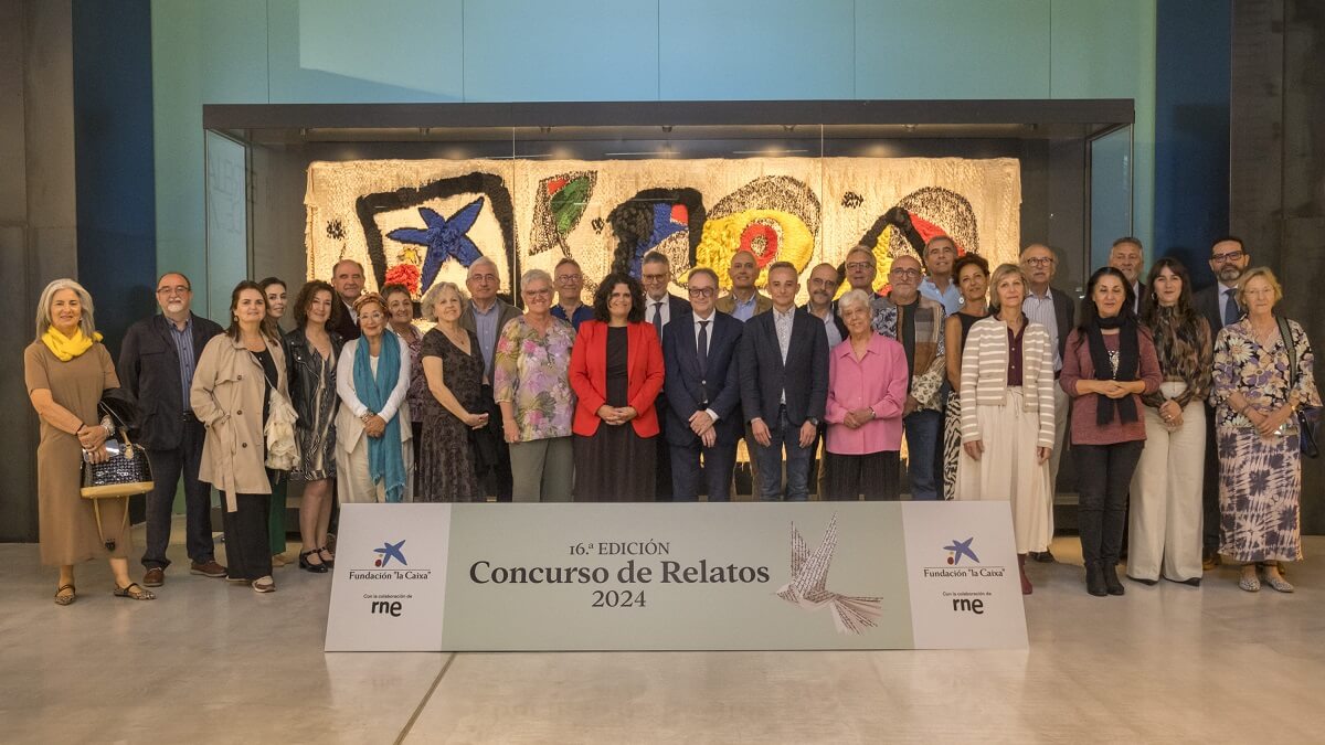 Foto de familia con los finalistas del XVI Concurso de Relatos Escritos por Personas Mayores - © Fundación "la Caixa"