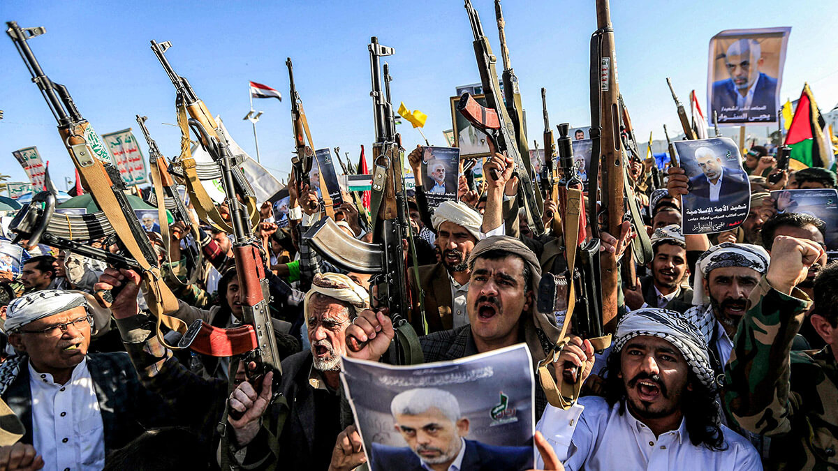 <p>Partidarios de los hutíes de Yemen se reúnen con fotografías del líder asesinado de Hamás, Yahya Sinwar, durante una manifestación celebrada en la capital, Saná, controlada por los hutíes, el 18 de octubre de 2024, en protesta contra los ataques de Israel al Líbano y la guerra en curso entre Israel y los militantes de Hamás en la Franja de Gaza - AFP/MOHAMMED HUWAIS </p>