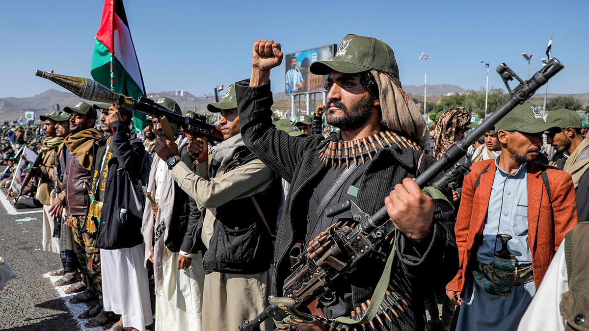 <p>Combatientes leales al grupo hutí de Yemen asisten a un desfile militar en conmemoración del aniversario de la toma de la capital Saná por los hutíes en 2014 y en solidaridad con el pueblo palestino, en Saná el 21 de septiembre de 2024 - AFP/OSAMA ABDULRAHMAN</p>