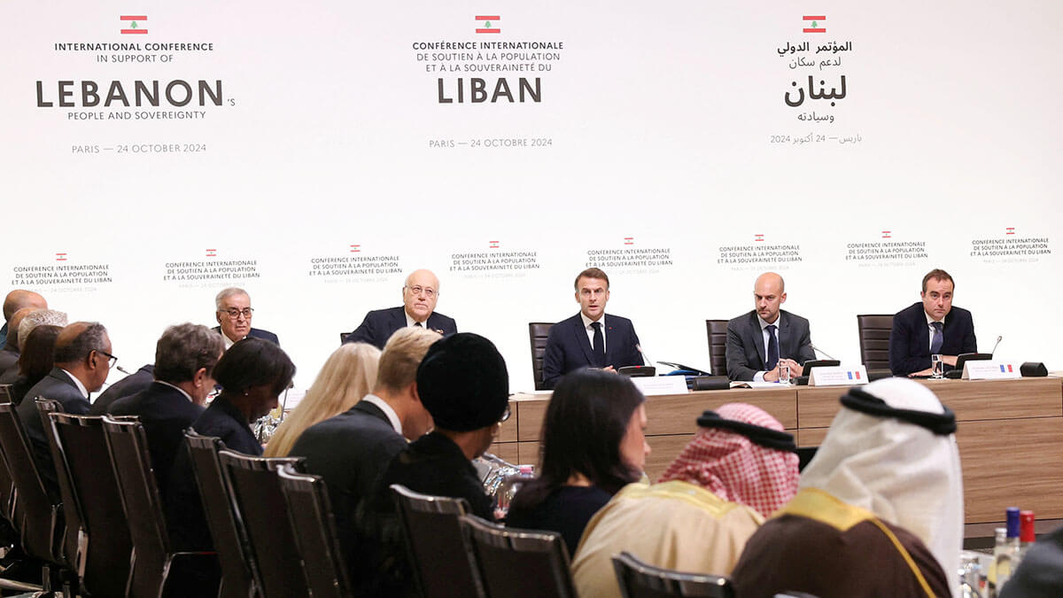 <p>El presidente francés, Emmanuel Macron, habla junto al primer ministro libanés, Najib Mikati, el ministro de Asuntos Exteriores libanés, Abdallah Bou Habib, el ministro de Asuntos Exteriores francés, Jean-Noel Barrot, y el ministro de las Fuerzas Armadas francés, Sébastien Lecornu, durante una conferencia de prensa internacional en apoyo del Líbano, en París, Francia, el 24 de octubre de 2024 - REUTERS/ ALAIN JOCARD </p>
