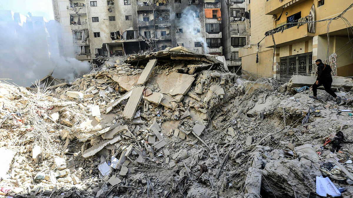 <p>Un hombre inspecciona los daños en el lugar de un ataque aéreo israelí nocturno que tuvo como objetivo el barrio de Mreijeh en los suburbios del sur de Beirut el 24 de octubre de 2024, en medio de la guerra en curso entre Israel y Hezbolá - PHOTO/AFP </p>