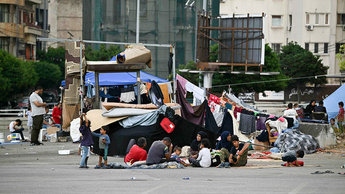 <p>Personas desplazadas se refugian en la Plaza de los Mártires de Beirut el 10 de octubre de 2024 - AFP/JOSEPH EID </p>