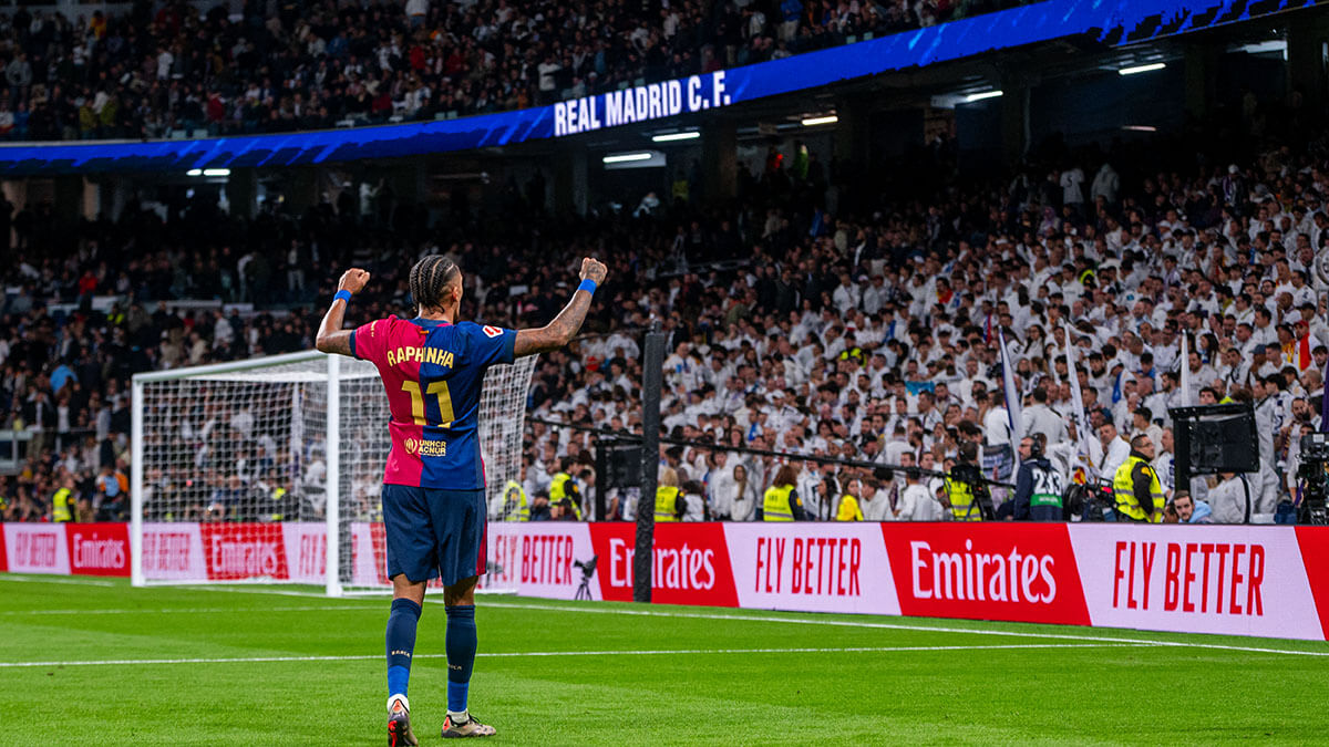 <p>Raphael Dias Belloli (Raphinha) del FC Barcelona celebra su gol durante el partido entre el Real Madrid CF y el FC Barcelona en el Estadio Santiago Bernabéu de Madrid, España, el 26 de octubre de 2024 - NURPHOTO/ ALBERTO GARDIN vía AFP </p>