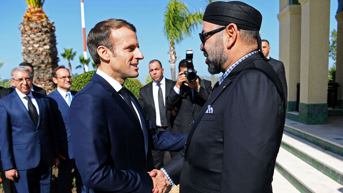 <p>Fotografía de archivo, el presidente francés, Emmanuel Macron, estrecha la mano del rey de Marruecos, Mohamed VI (der.), a su llegada al aeropuerto de Tánger para una visita de un día a Marruecos, el 15 de noviembre de 2018 - AFP/CHRISTOPHE ARCHAMBAULT </p>