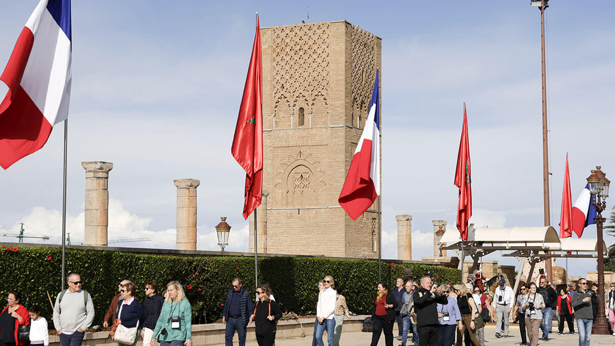 <p>Bulevar Mohamed V de Rabat adornado con las banderas de Francia y Marruecos antes de la visita de Estado del presidente francés, en Rabat el 28 de octubre de 2024 - PHOTO/AFP</p>