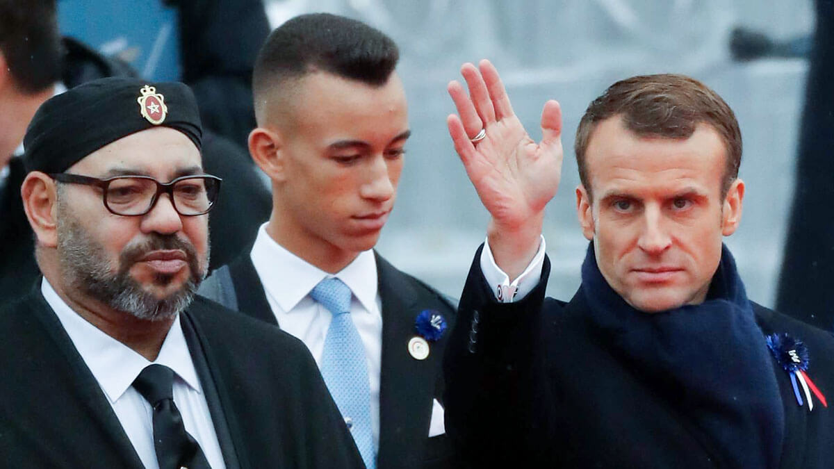 <p>Emmanuel Macron (der.), saluda al salir con el príncipe Moulay Hassan (centro) de Marruecos y el rey Mohamed VI (izq.) de Marruecos tras asistir a una ceremonia en el Arco del Triunfo en París el 11 de noviembre de 2018 como parte de las conmemoraciones por el centenario del armisticio del 11 de noviembre de 1918, que puso fin a la Primera Guerra Mundial - REUTERS/ YVES HERMAN </p>
