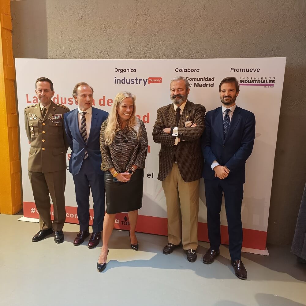 La consejera de Economía, Rocío Albert, es consciente que hay que apoyar al sector aeroespacial y de defensa. Junto a ella, el coronel Ángel Sevillano, Pedro Carrillo, Fabián Torres y Jaime Martinez, director general de Promoción Industrial - PHOTO/JPons
