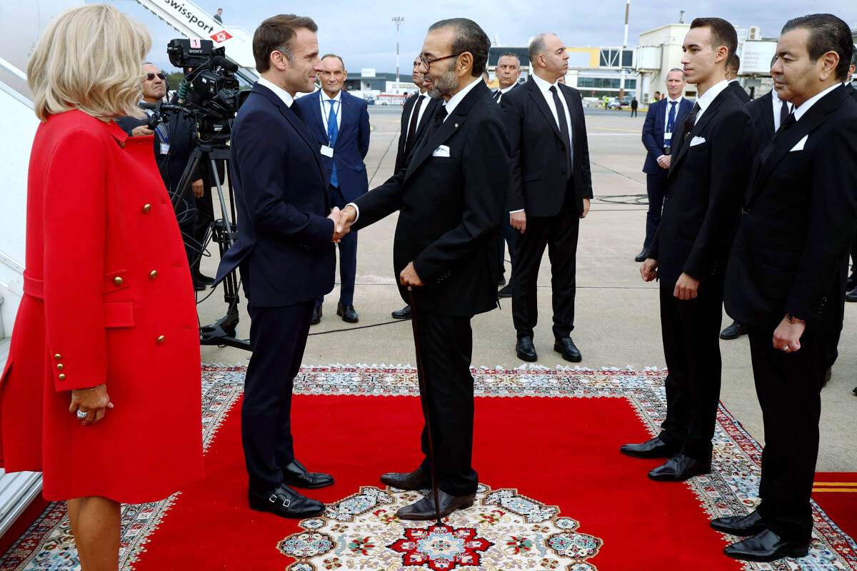 El rey de Marruecos, Mohammed VI (centro), acompañado por el príncipe heredero Moulay El Hassan (segundo por la derecha) y el príncipe Moulay Rachid (derecha), recibe al presidente de Francia, Emmanuel Macron (izquierda), acompañado por su esposa Brigitte Macron (izquierda), a su llegada a la capital, Rabat, el 28 de octubre de 2024- PHOTO/ LUDOVIC MARIN / POOL / AFP