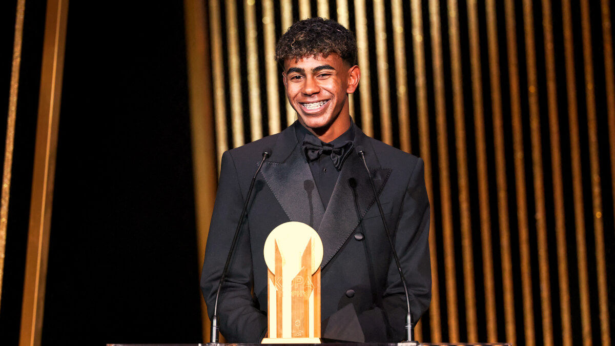 El delantero español del Barcelona Lamine Yamal recibe el Trofeo Kopa al mejor jugador sub-21 durante la ceremonia de entrega del Balón de Oro de Fútbol de Francia 2024 en el Theatre du Chatelet de París el 28 de octubre de 2024 - FOTO / FRANCK FIFE / AFP
