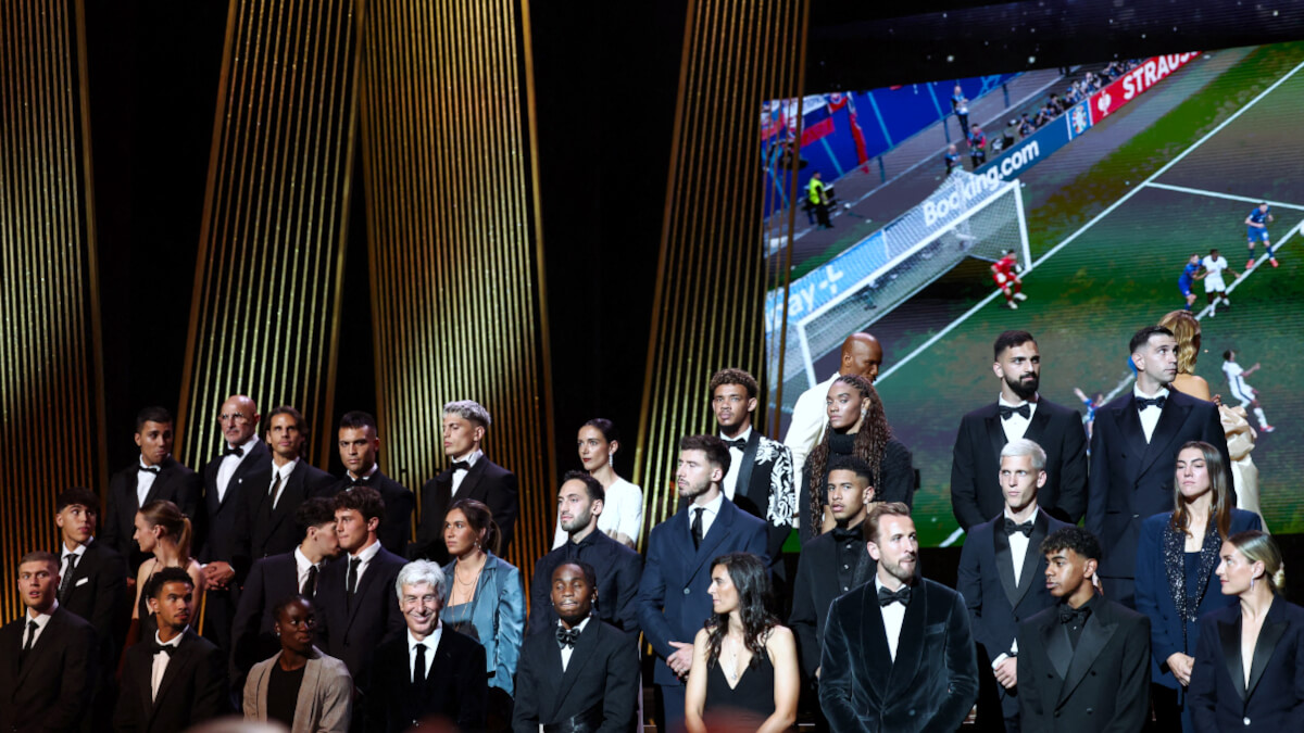 Una parte de los nominados posa en el escenario durante la ceremonia de entrega del Balón de Oro de Fútbol de Francia 2024 en el Theatre du Chatelet de París el 28 de octubre de 2024 - FOTO / FRANCK FIFE / AFP