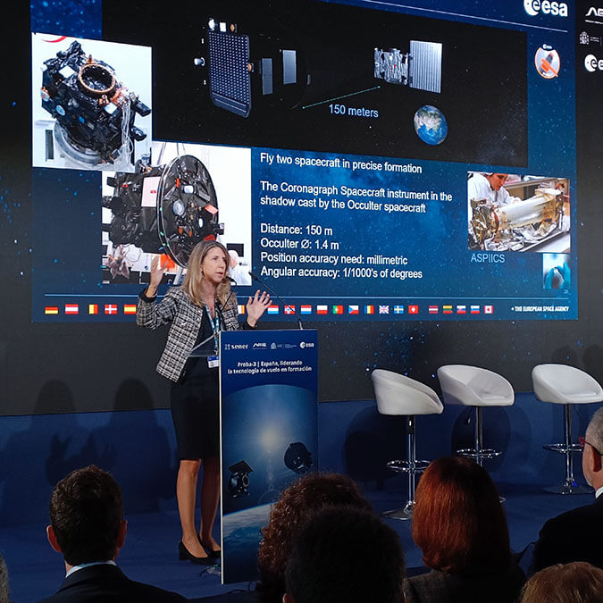 Noelia Peinado, coordinadora del programa de Tecnología de Soporte General de la ESA, explica que los Proba-3 operativos serán la primera misión de vuelo en formación de precisión y la primera en observar la corona interna del Sol - PHOTO/JPons