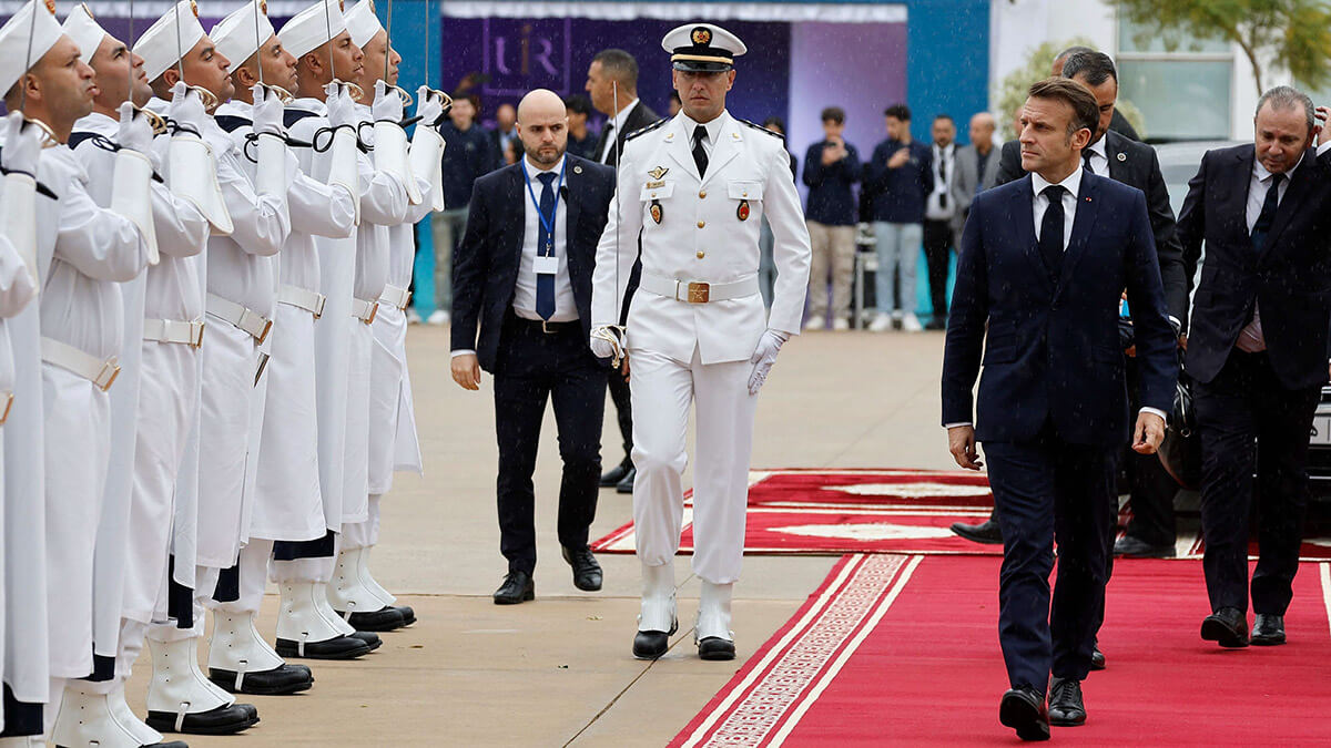 <p>El presidente de Francia, Emmanuel Macron, pasa revista a la guardia de honor durante una visita a la Universidad de Rabat el 29 de octubre de 2024 - AFP/ LUDOVIC MARIN </p>