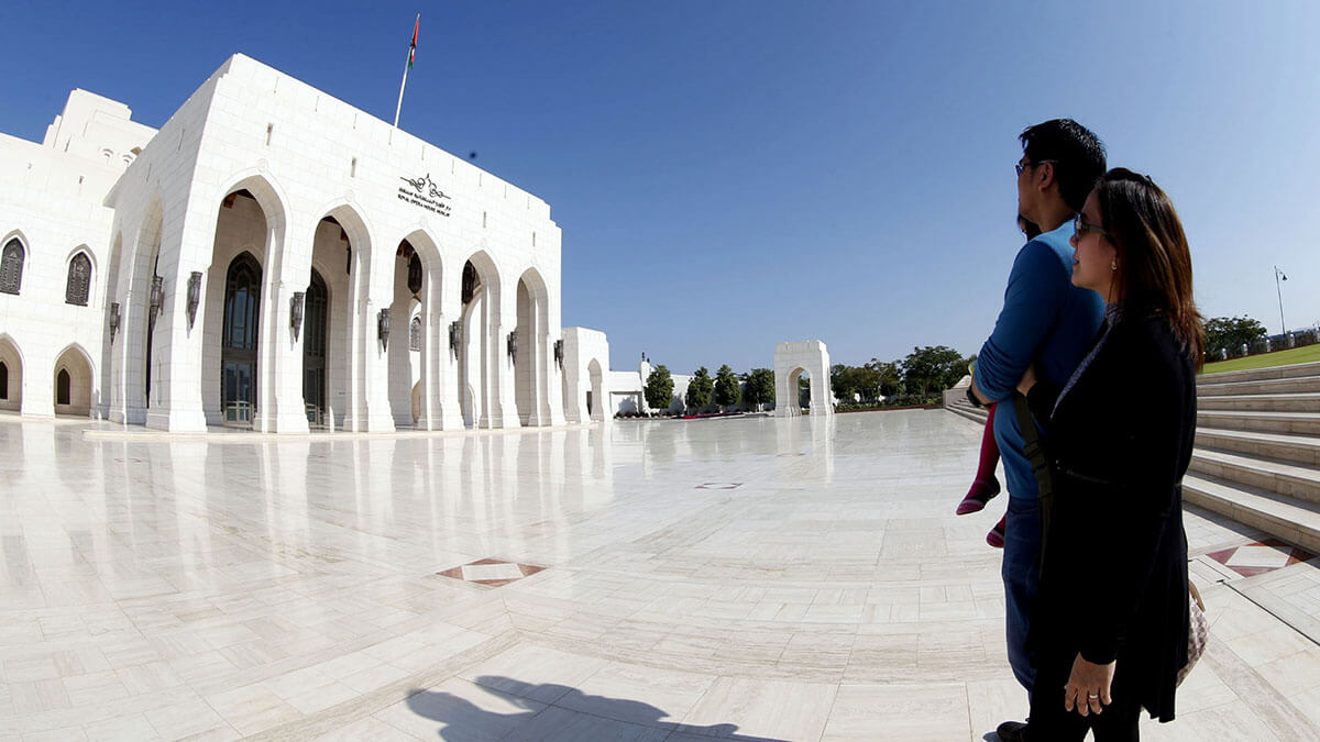 Turistas frente a la Ópera Real en Mascate, la capital de Omán - AFP / MOHAMMED MAHJOUB