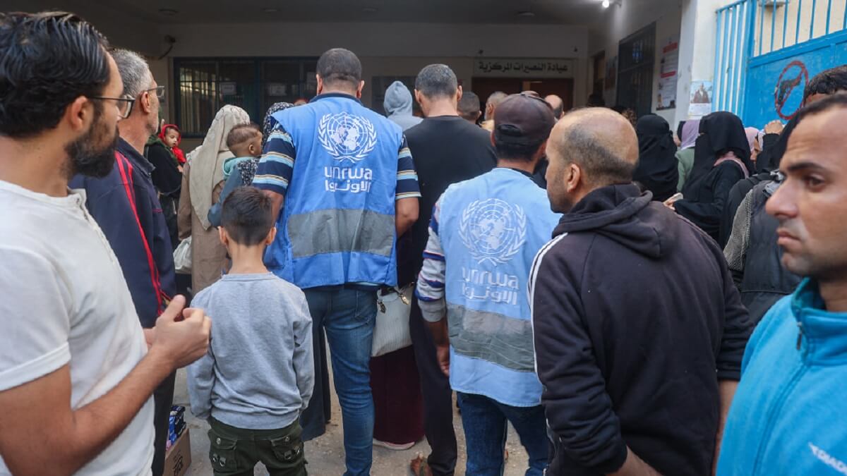 Un grupo de palestinos entra en una clínica del centro de la UNRWA (Agencia de Naciones Unidas para los Refugiados Palestinos) en el campo de refugiados de Nuseirat, en el centro de la Franja de Gaza – PHOTO/Eyad BABA/AFP