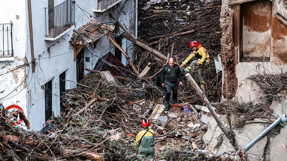 <p>El 31 de octubre de 2024, los equipos de rescate se apresuraron a encontrar supervivientes y víctimas de unas inundaciones sin precedentes en España - AFP/ OSCAR DEL POZO</p>
