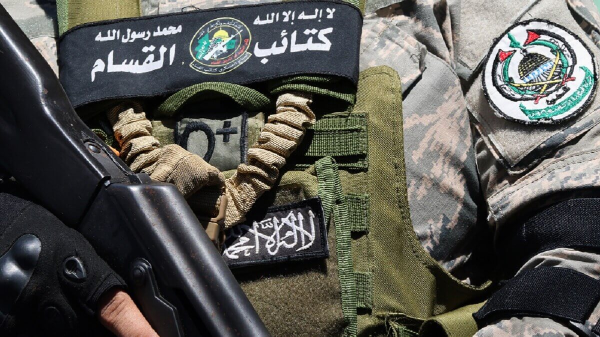 Un combatiente de las Brigadas Ezzedine al-Qassam, asiste al funeral de Samer al-Hajj, comandante del grupo militante palestino Hamás que murió un día antes en un ataque israelí contra un vehículo en la ciudad meridional libanesa de Sidón, en el cercano campo de refugiados palestinos de Ain al-Helweh, el 10 de agosto de 2024 . PHOTO/Mahmoud ZAYYAT/AFP